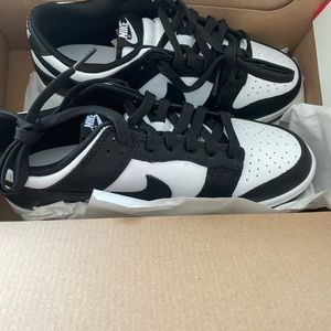 Black and white Panda 1s Dunks mens size 8